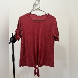 Woman’s knotted shirt